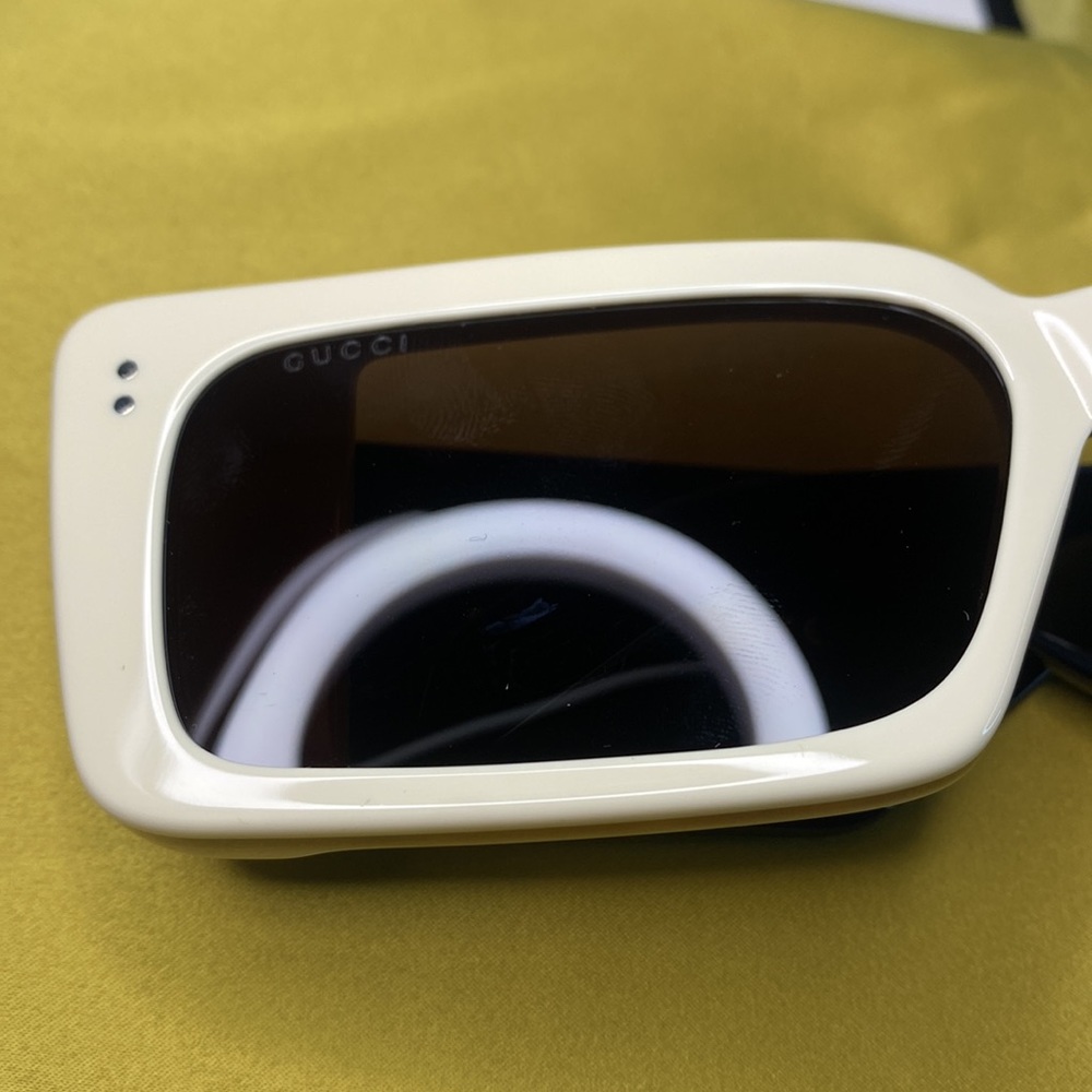 Authentic- New GUCCI Acetate Rectangular Flap GG0543S Sunglasses White Black - Picture 17 of 17